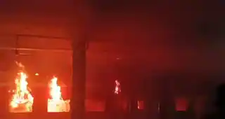 आंध्र प्रदेश के यलमंचिली में टाटा–एर्नाकुलम एक्सप्रेस में भीषण आग, एक की मौत