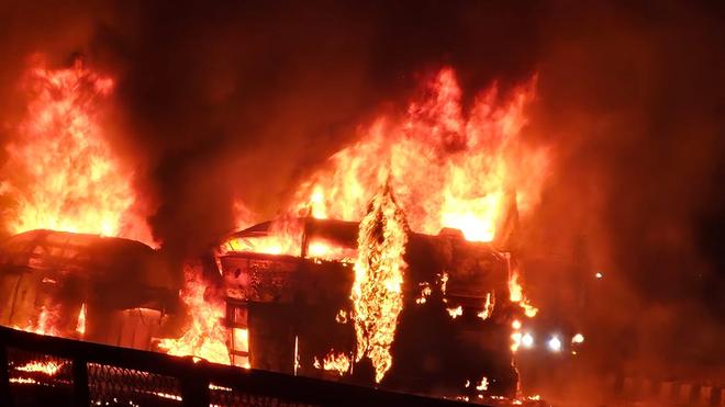 कर्नाटक में बस-ट्रक टक्कर के बाद आग, 12 से अधिक जिंदा जले