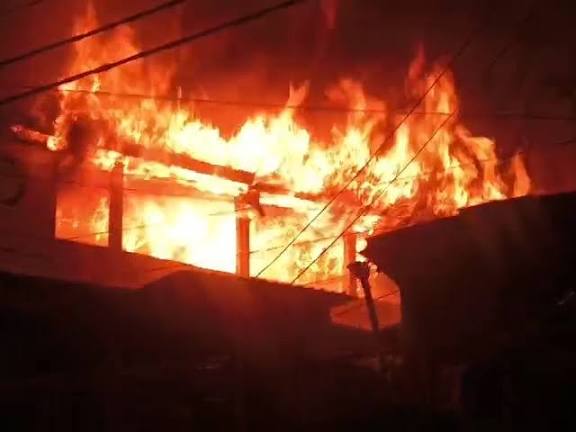 मल्लीताल हाई कोर्ट के पास दो मंजिला भवन में भीषण आग, प्रधानाचार्य और बेटा सुरक्षित